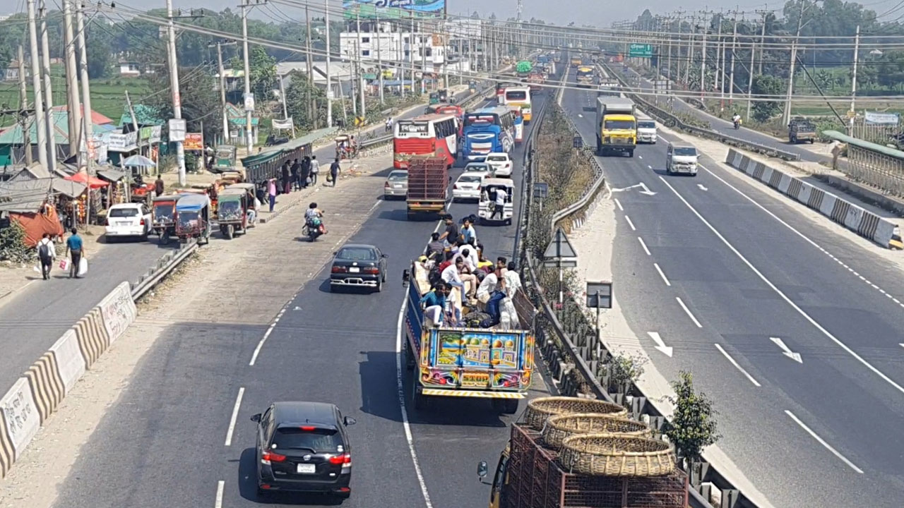 টাকা বাঁচাতে খোলা ট্রাক-পিকআপে ছুটছে ঘরমুখো মানুষ